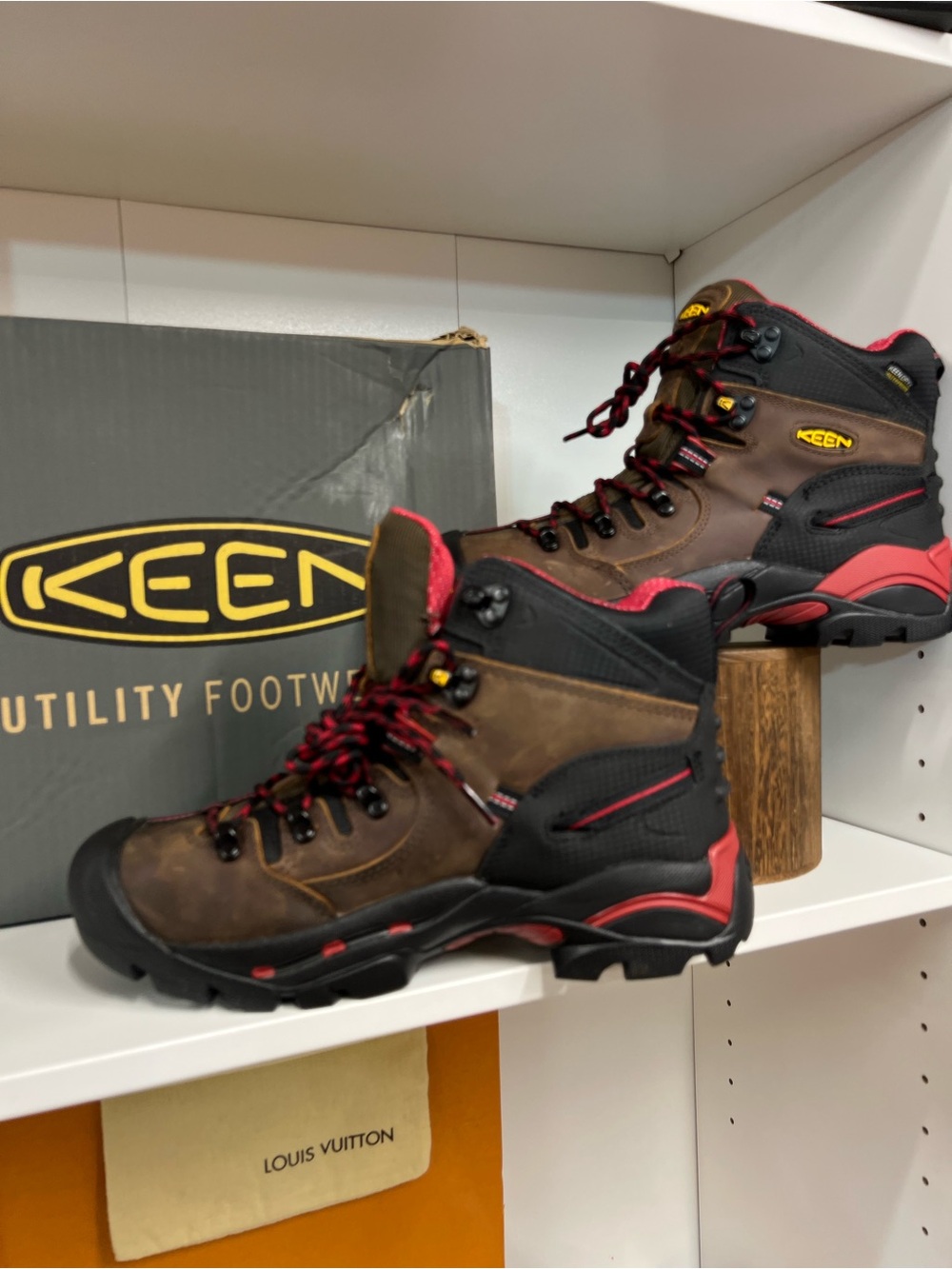 KEEN Brown and Red Men’s Waterproof Work/Hiking Boots size 8.5 - Picture 10 of 14